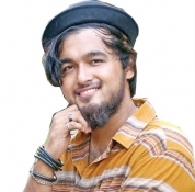 কারাগারে গান গাইলেন নোবেল